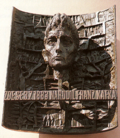 Мемориальная доска Франца Кафки В Праге. Автор  К. Гладик.