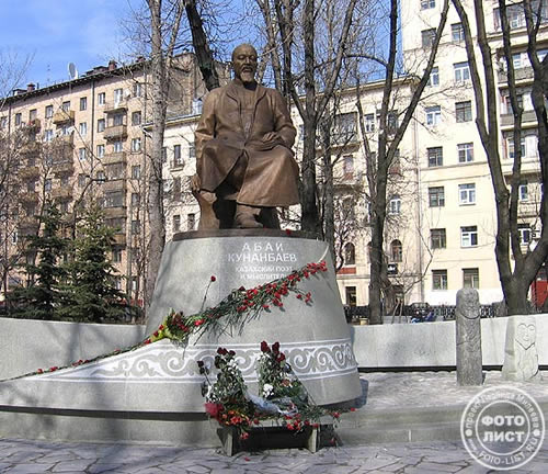 Памятник Абаю Кунанбаеву в Москве. Фото: www.foto-list.ru